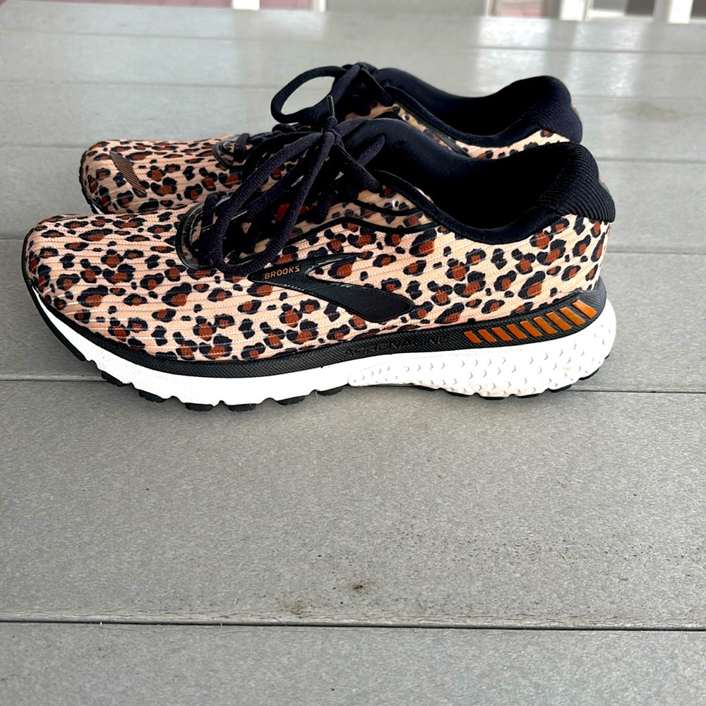 Brooks women Adrenaline 20 size 9 excellent condition.